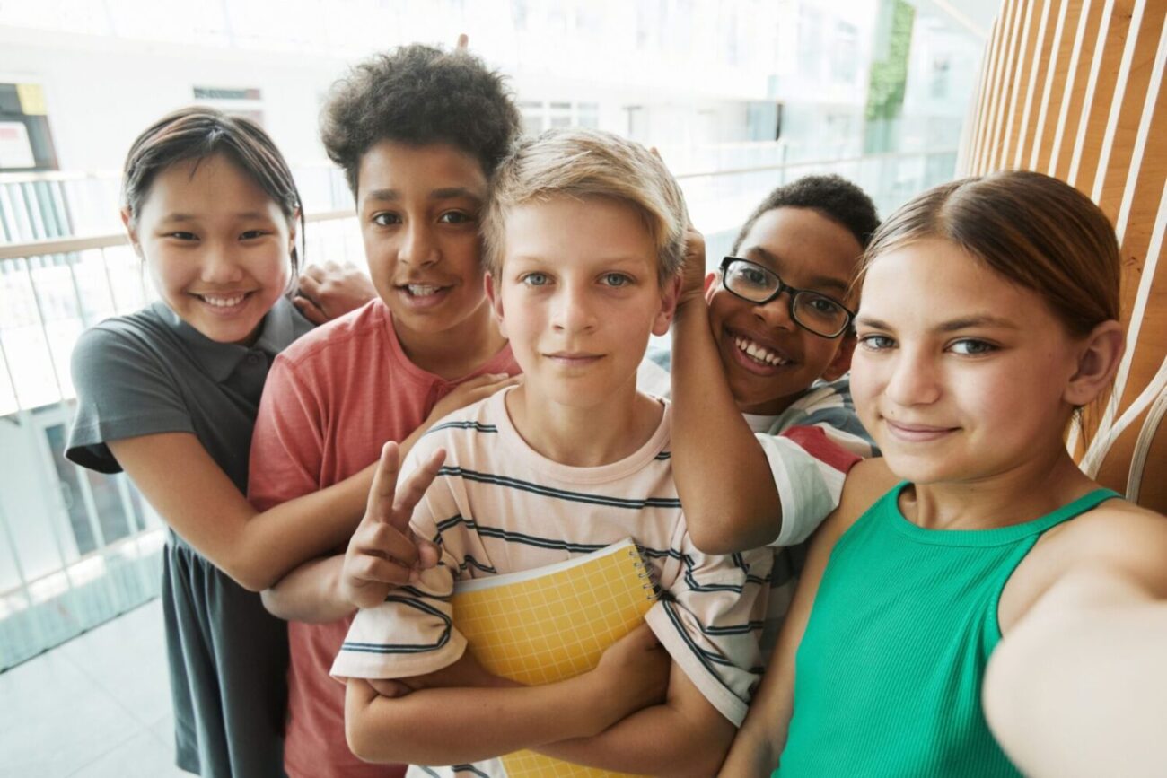 Small groups of tweens people online learning